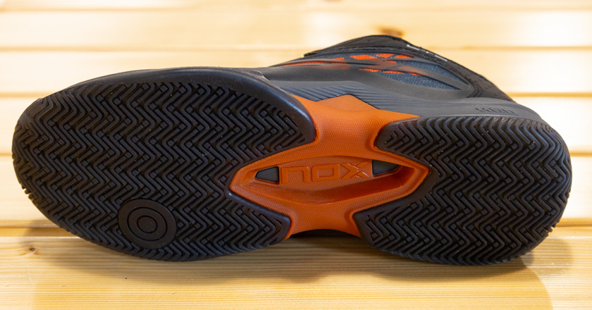 Lateral support system on the sole