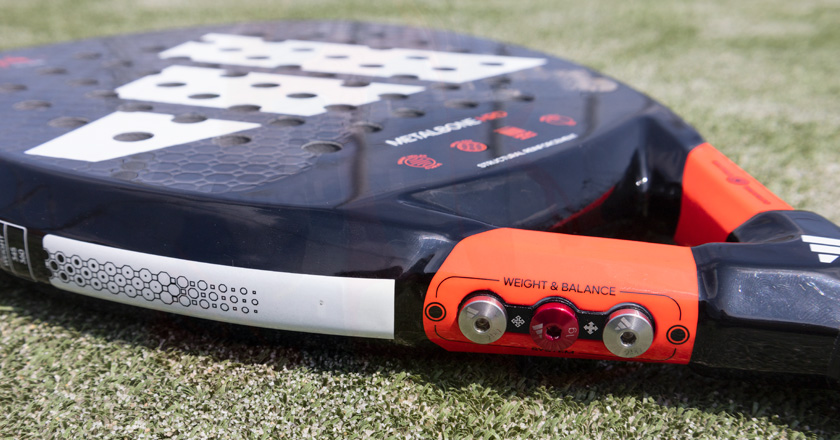 The Weight and Balance system allows you to adjust the weights of the racket in a personalized way