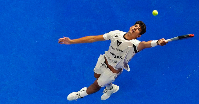 Arturo Coello playing with an official World Padel Tour ball